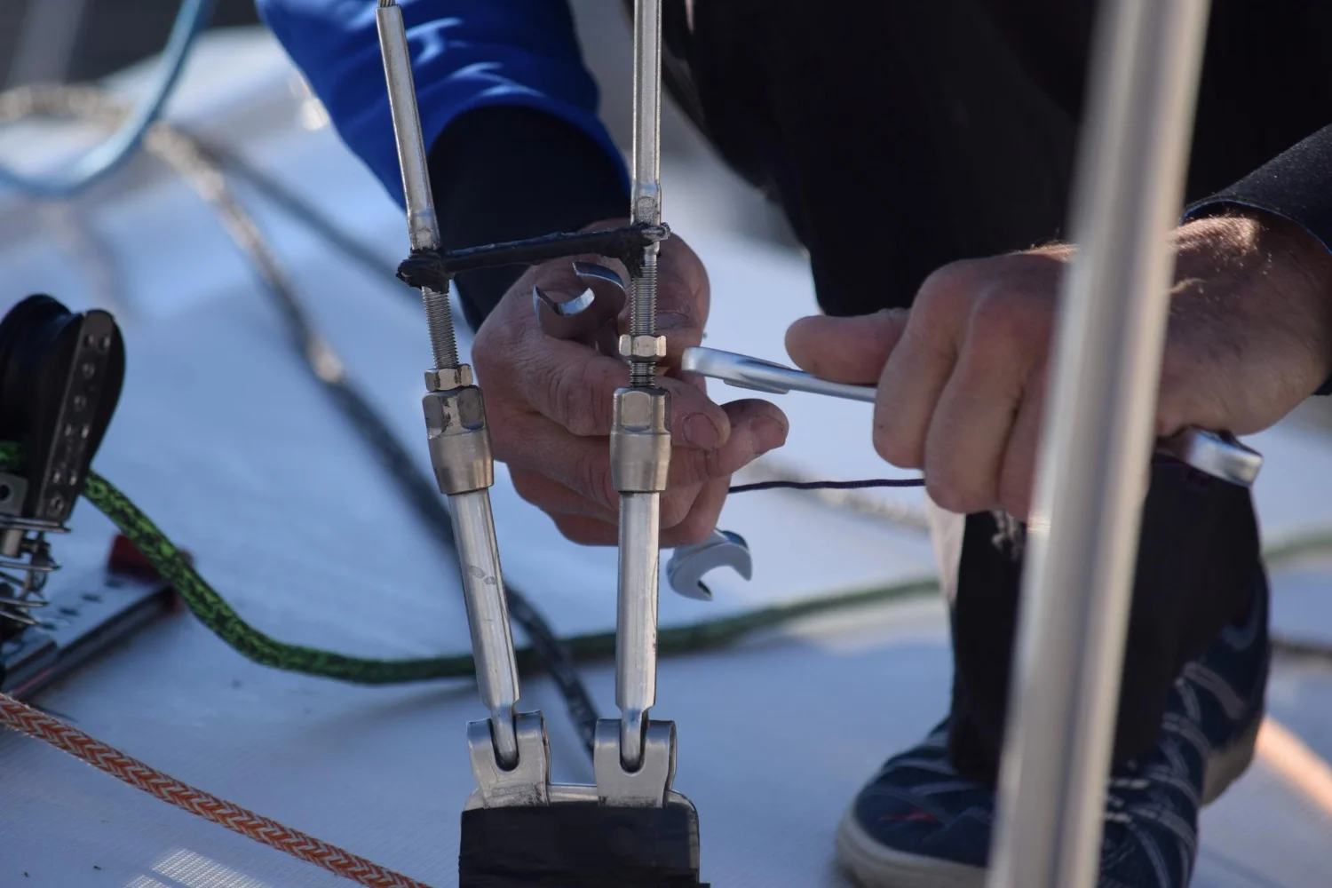 Manos reparando barco